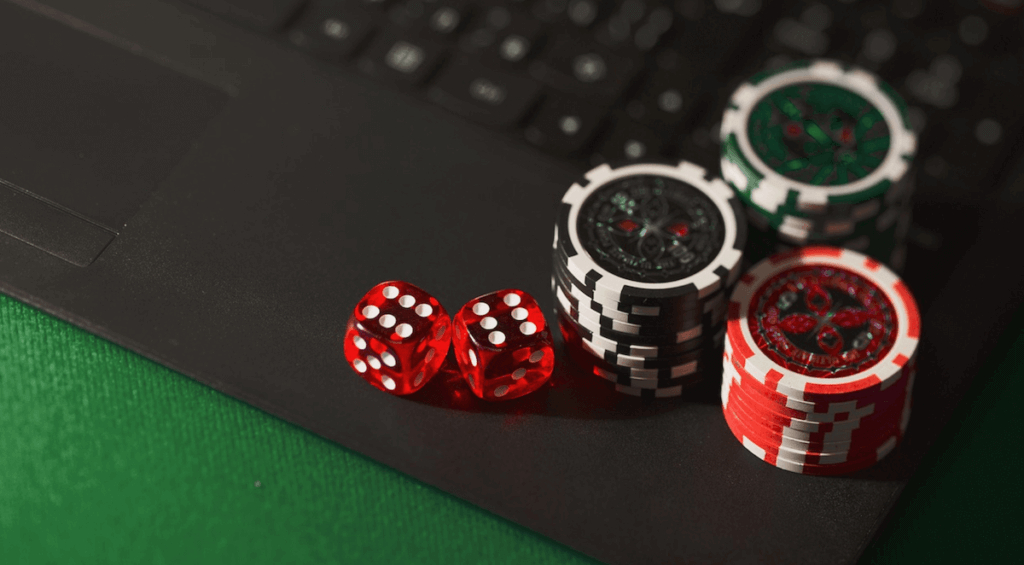 What gives a gambler free games in online casinos?